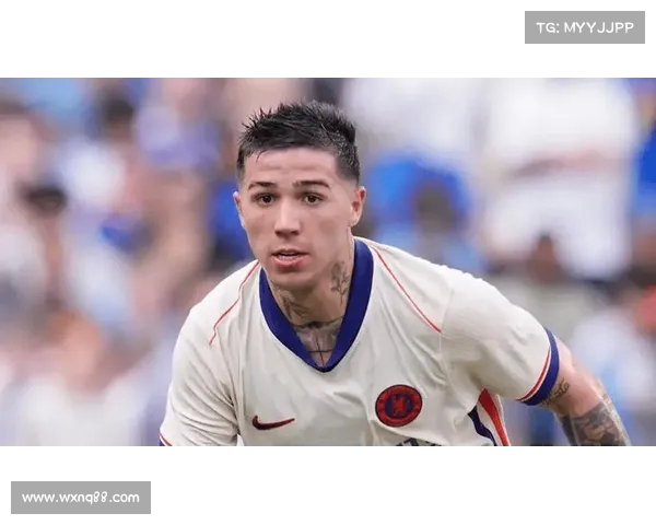 英超队长风采展现 足球场上的领袖人物与领导力解析